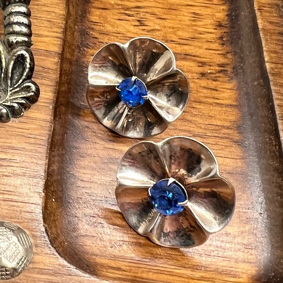 Vintage Silver Flower Shaped Earrings | Screw Back - Picture 2 of 13